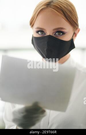 Das Restaurant wird nach der Sperre wieder geöffnet. Frau halten Zeichen mit Kopierraum Stockfoto