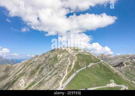 Luftdrohnenaufnahme der Serpentinenhochalpenstraße Taxenbacher Fusch Bis zur Edelweissspitze in Großglockner in Österreich Stockfoto