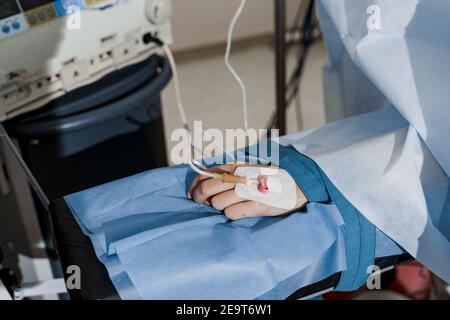 Katheter sicher in Frau Hand auf plastische Operation Anästhesie für die Operation eingeführt. Stockfoto