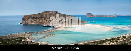 Ein Tag auf dem Kreuzfahrtschiff zur Lagune von balos und Insel Gramvousa mit Segel vor chania auf der griechischen Insel Von kreta Stockfoto