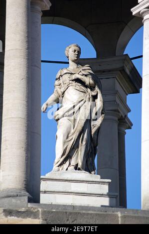 Statue der Königin Caroline von Brandenburg-Ansbach (1683 - 1737) unter einer Kuppel an der Vorderseite des Queen's College, Oxford. Stockfoto