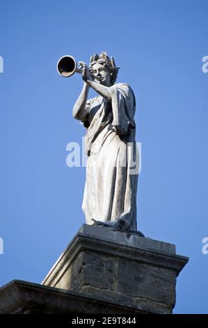 Statue der Muse der Musik, Euterpe. Dach des Clarendon-Gebäudes, Oxford University. Die Statue ist von James Thornhill, aus dem frühen 18th Stockfoto