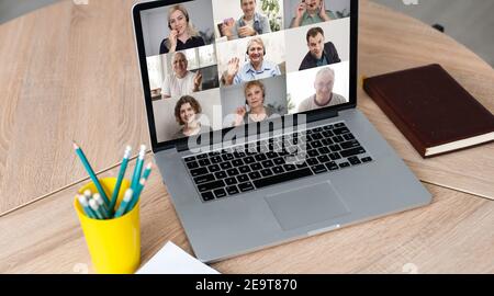 Viele Porträts Gesichter von verschiedenen jungen und älteren Menschen Webcam-Ansicht, während in Videokonferenz Online-Meeting von Geschäftsmann Führer geführt engagiert. Gruppe Stockfoto