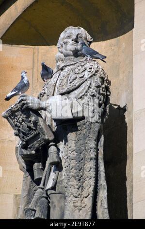 Öffentliche Statue von Edward Hyde, Earl of Clarendon in den Roben des High Chancellor. 1721 von Francis Bird modelliert. Außenwand des Clarendon Building, O Stockfoto