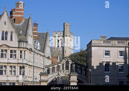 Blick auf Hertford College, Oxford. Die berühmte Seufzerbrücke der Universität verbindet zwei der Universitätsgebäude, die einst die Heimat des berühmten Famou waren Stockfoto