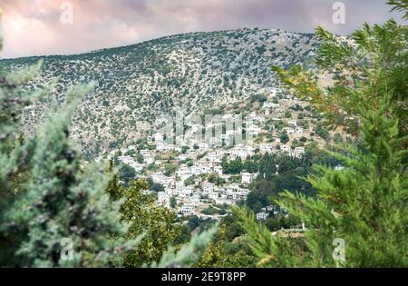 Panoramablick auf Makrinitsa Dorf auf dem Pelion Berg, Griechenland Stockfoto