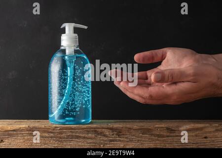 Der Mensch verwendet Alkoholgel für Händedesinfektionsmittel, um die Hände zu waschen. Coronavirus-Präventionskonzept. Stockfoto