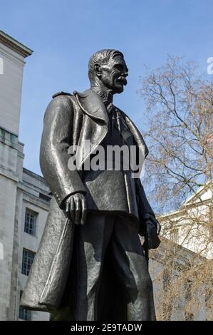 Bronzestatue des Hugh Trenchard, 1. Viscount Trenchard, 1873 - 1956. Bekannt als der Vater der RAF. Victoria Embankment Gardens, Whitehall, Westmins Stockfoto