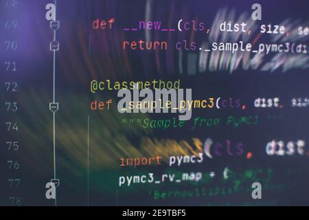 Website HTML Code auf dem Laptop Zeigen Sie das Nahaufnahmefoto an. Information Technology Website Coding Standards für Web-Design Programmierer Entwickler Bildschirm. Stockfoto