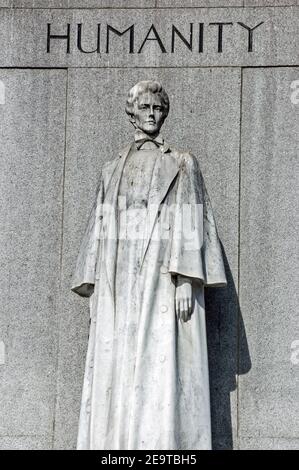 Statue zur Erinnerung an die Krankenschwester und Heldin Edith Cavell ( 1865 - 1915), die von einer deutschen Schussgruppe wegen Verrats im Ersten Weltkrieg erschossen wurde Stockfoto