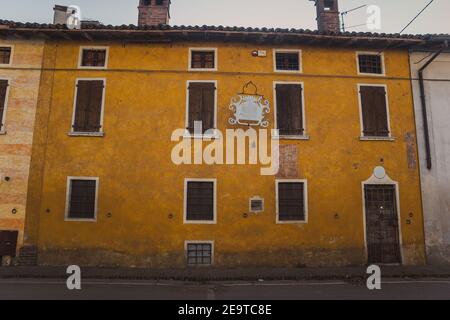 Herrliche italienische Architektur in einem kleinen Dorf im Norden Des Landes Stockfoto