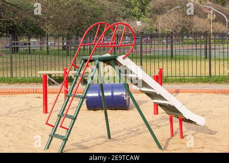 Spielplatz ohne Kinder während Coronavirus. Stockfoto