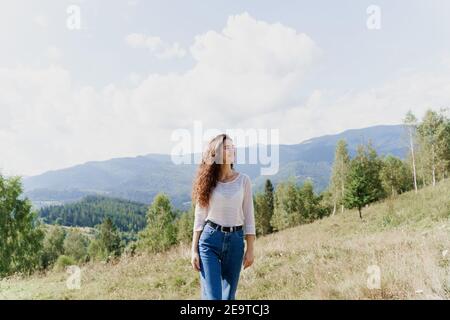 Mädchen genießen die Aussicht auf die Berge. Freiheit in den karpatischen Bergen fühlen. Tourismus Reisen in der Ukraine. Stockfoto