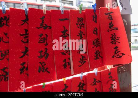 Hongkong, China. Februar 2021, 06th. HONGKONG, HONGKONG SAR, CHINA: FEBRUAR 6TH 2021. Eine Kalligraphie sifu (Meister) arbeitet an der Seite einer belebten Straße in Causeway Bay Hongkong und produziert handbemalte kantonesische Couplets, die für das chinesische Neujahr bereit sind. Mondneujahrescouplets oder Cheun lyun, werden als Dekoration verwendet und haben unterschiedliche glückverheißende Nachrichten, die auf ihnen geschrieben werden. CNY beginnt am Freitag, 12th. Februar 2021 mit dem Feiertag, der das Tierkreisjahr des Ochsen ankündigt Alamy Live News/Jayne Russell Credit: Jayne Russell/Alamy Live News Stockfoto