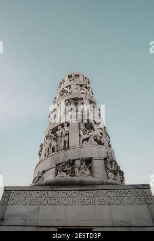 Niedriger Winkel einer historischen Säule auf dem Friedhof Monumental In Mailand, Italien Stockfoto