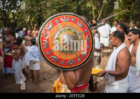 Payyanur, Indien - 6. Dezember 2019: Velichappadu, die Orakel von Kerala während der traditionellen religiösen Dorfzeremonie, Südindien Stockfoto
