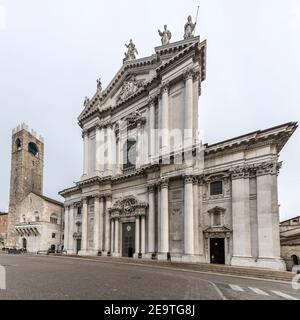 BRESCIA, ITALIEN - februar 02 2021: Stadtbild mit historischem Broletto und alter Kathedrale auf fast leerstehenden Minsterplatz im Stadtzentrum, aufgenommen am Covid t Stockfoto