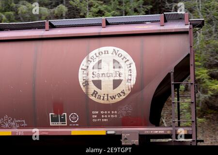 Das Logo der Burlington Northern and Santa Fe Railway (BNSF) auf der Eisenbahnüberdachter Trichterwagen, Troy, Montana Burlington Northern und Santa Fe Railway war f Stockfoto