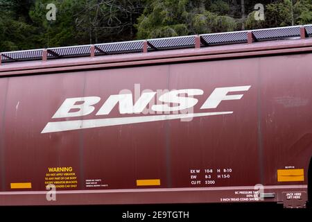 Das BNSF-Logo (Burlington Northern and Santa Fe Railway) auf einem Eisenbahntragewagen, Troy, Montana Burlington Northern und Santa Fe Railway, war Stockfoto