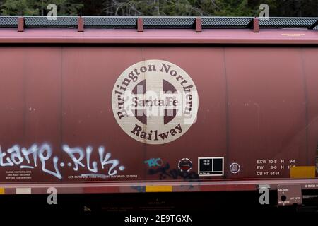 Das Logo der Burlington Northern and Santa Fe Railway (BNSF) auf der Eisenbahnüberdachter Trichterwagen, Troy, Montana Burlington Northern und Santa Fe Railway war f Stockfoto