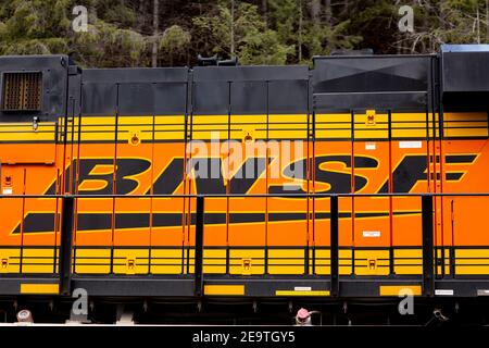 Ein Logo der BNSF (Burlington Northern and Santa Fe Railway) auf einer dieselelektrischen Lokomotive, Troy, Montana. Burlington Northern und Santa Fe Ra Stockfoto