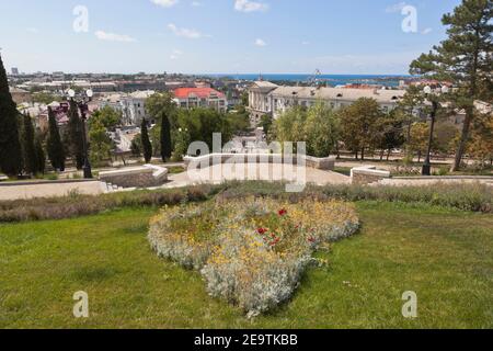 Sewastopol, Krim, Russland - 27. Juli 2020: Blick von der Aussichtsplattform der Haupttreppe der Gedenkstätte Malakhov Kurgan in der Held c Stockfoto
