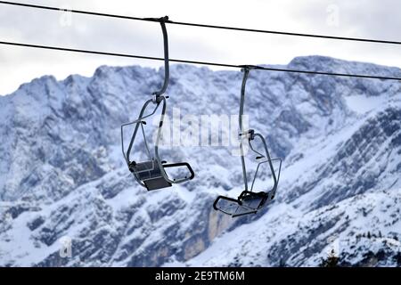 Garmisch Partenkirchen, Deutschland. Februar 2021, 04th. Skigebiet Garmisch Classic in Zeiten der Coronavirus-Pandemie/harter Absperrung in den bayerischen Alpen sind die Pisten leer, die Lifte stehen still. Leere Stühle von einem Sessellift. Bayern, Deutschland, Skifahren, Skifahren, Autofahren, Skifahren, Skiurlaub, Sonnenschein, Aussicht, Freizeit, Sport, Landschaft, Aktivität, Schnee, Wintersport, Wintersportler, Wintersportgebiet, Berge, Schnee. Quelle: dpa/Alamy Live News Stockfoto