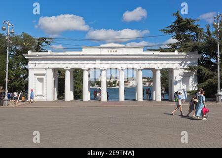 Sewastopol, Krim, Russland - 27. Juli 2020: Blick auf die Grafskaya Pier von Nakhimov Platz in der Stadt Sewastopol, Krim Stockfoto