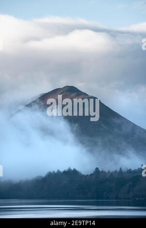 Episches Landschaftsbild mit Blick über Derwentwater im Lake District Catbells schneebedeckter Berg mit dichtem Nebel Rollen durch Tal Stockfoto