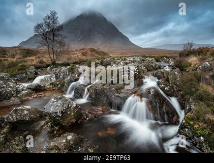 Atemberaubende Landschaftsaufnahme des Buachaille Etive Mor Wasserfalls in Scottish hochland an einem Wintermorgen mit langer Belichtung für glatt Fließendes Wasser Stockfoto