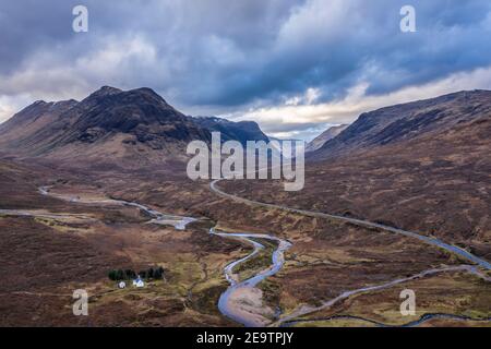 Fliegende Drohne dramatisches Landschaftsbild von Bergen Flüsse und Täler In Glencoe in den schottischen Highlands an einem Wintertag Stockfoto