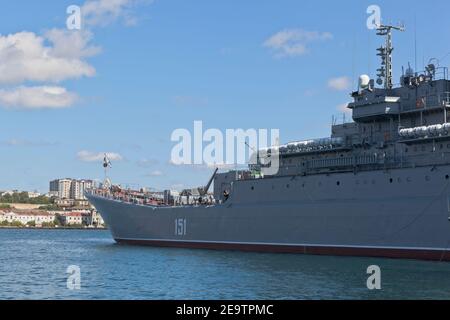 Sewastopol, Krim, Russland - 27. Juli 2020: Großes Landungsschiff Asov in der Sewastopoler Bucht, Krim Stockfoto