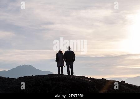 Pärchen genießen die Aussicht von den Meteora Felsen. UNESCO-Weltkulturerbe Meteora, Thessalien, Griechenland Stockfoto