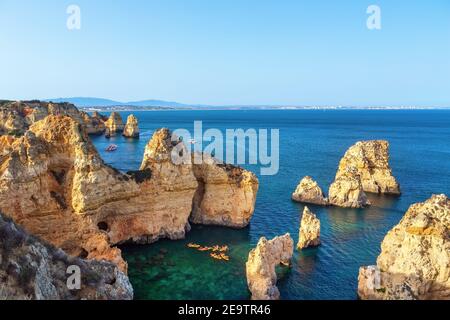 Küstenklippenblick mit Kajaks im Wasser von Ponta da Piedade, Lagos, Portugal. Stockfoto