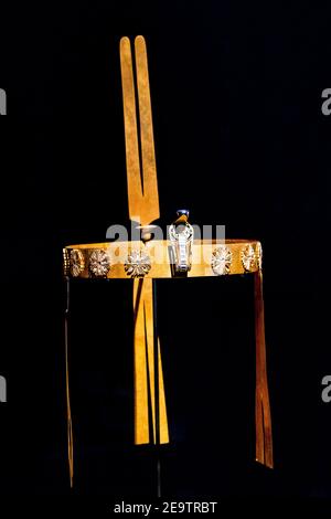 Kairo, Ägyptisches Museum, aus dem Grab von SatHathorIunet, Tochter von Senusret 2, el-Lahun : EIN Diadem, mit Rosetten, Kobras, Bändern und Federn. Stockfoto