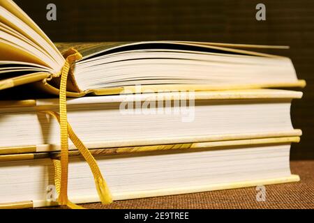 Das alte Buch wurde auf dem Bücherstapel im Buchladen geöffnet. Literatur und Studiensymbole Stockfoto