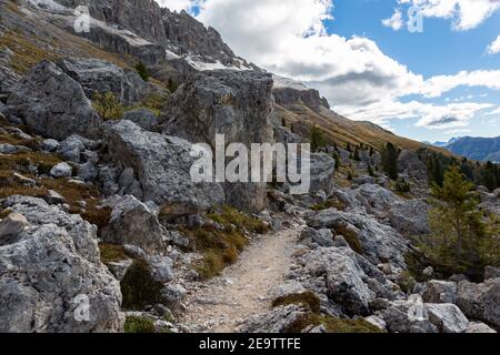 Alpenwanderweg Hirzelweg im Rosengarten-Massiv der Südtiroler Dolomiten, Italien Stockfoto