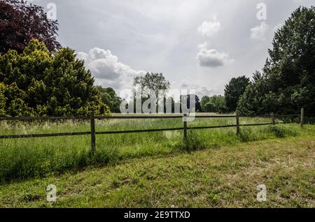 Zaun auf einer Pferdefarm in der Natur Stockfoto