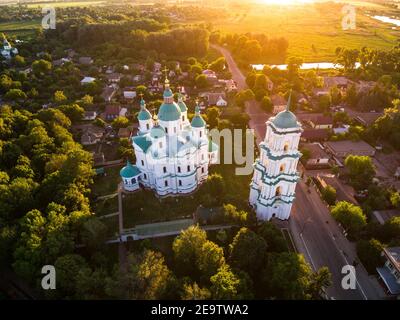 Luftaufnahme der Kathedrale der Geburt der Jungfrau Maria in Kozelets, Ukraine Stockfoto