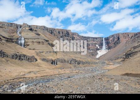 Hengifoss Wasserfall in Ostisland an einem sonnigen Sommertag Stockfoto