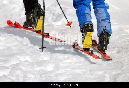 Garmisch Partenkirchen, Deutschland. Februar 2021, 06th. Tourengeher wandern auf dem Kreuzeck in der Sonne. Quelle: Karl-Josef Hildenbrand/dpa/Alamy Live News Stockfoto