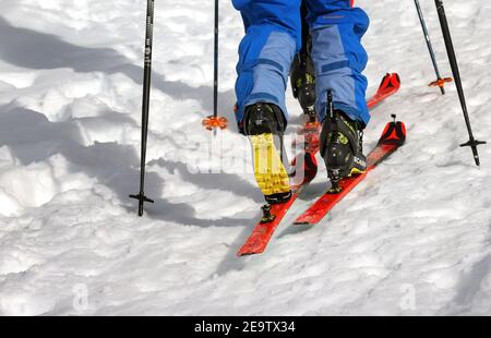 Garmisch Partenkirchen, Deutschland. Februar 2021, 06th. Tourengeher wandern auf dem Kreuzeck in der Sonne. Quelle: Karl-Josef Hildenbrand/dpa/Alamy Live News Stockfoto