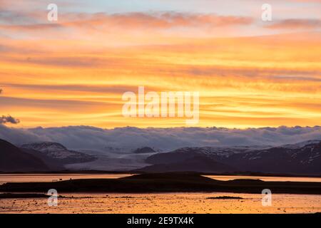 Sonnenuntergang im Hornafjordur Fjord in Südisland an einem Sommer Abend Stockfoto