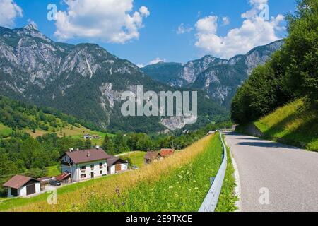 Die Sommerlandschaft bei Studena Alta in der Provinz Udine, Friaul-Julisch Venetien, Nordostitalien Stockfoto