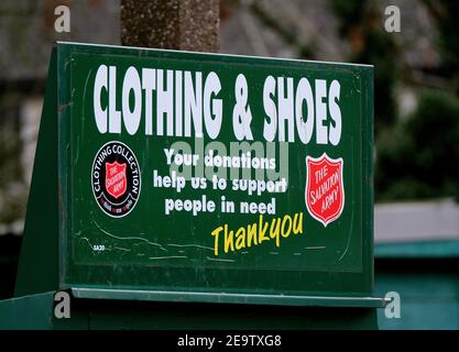 Heilsarmee Kleidung und Schuhsammlung Station im öffentlichen Haus Parkplatz. VEREINIGTES KÖNIGREICH. Stockfoto