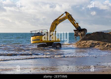 Schwere Maschinen arbeiten an Holz groyne Erneuerung Programm findet am Strand in Alum Chine, Bournemouth, Dorset UK im Februar Stockfoto