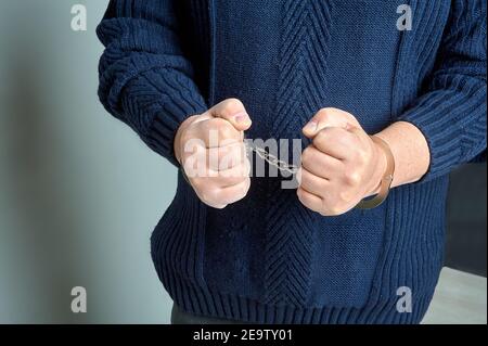 Männerhände in Handschellen aus nächster Nähe Stockfoto