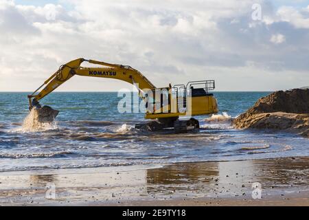 Schwere Maschinen arbeiten an Holz groyne Erneuerung Programm findet am Strand in Alum Chine, Bournemouth, Dorset UK im Februar Stockfoto