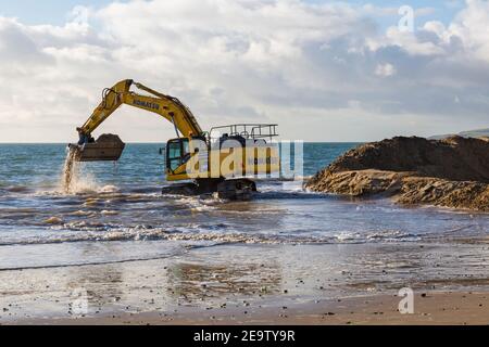 Schwere Maschinen arbeiten an Holz groyne Erneuerung Programm findet am Strand in Alum Chine, Bournemouth, Dorset UK im Februar Stockfoto