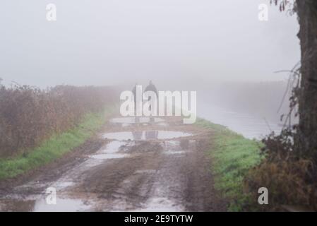 Avon Valley Footpath, Burgate, Fordingbridge, New Forest, Hampshire, UK, 6th February, 2021, Wetter: Nebel und Nebel umhüllen die Landschaft und die Temperaturen sind nahe an eiskalten frühen Morgen vor einer Zeit von sehr kaltem Wetter. Die Menschen sind zu Fuß für die Ausübung. Kredit: Paul Biggins/Alamy Live Nachrichten Stockfoto